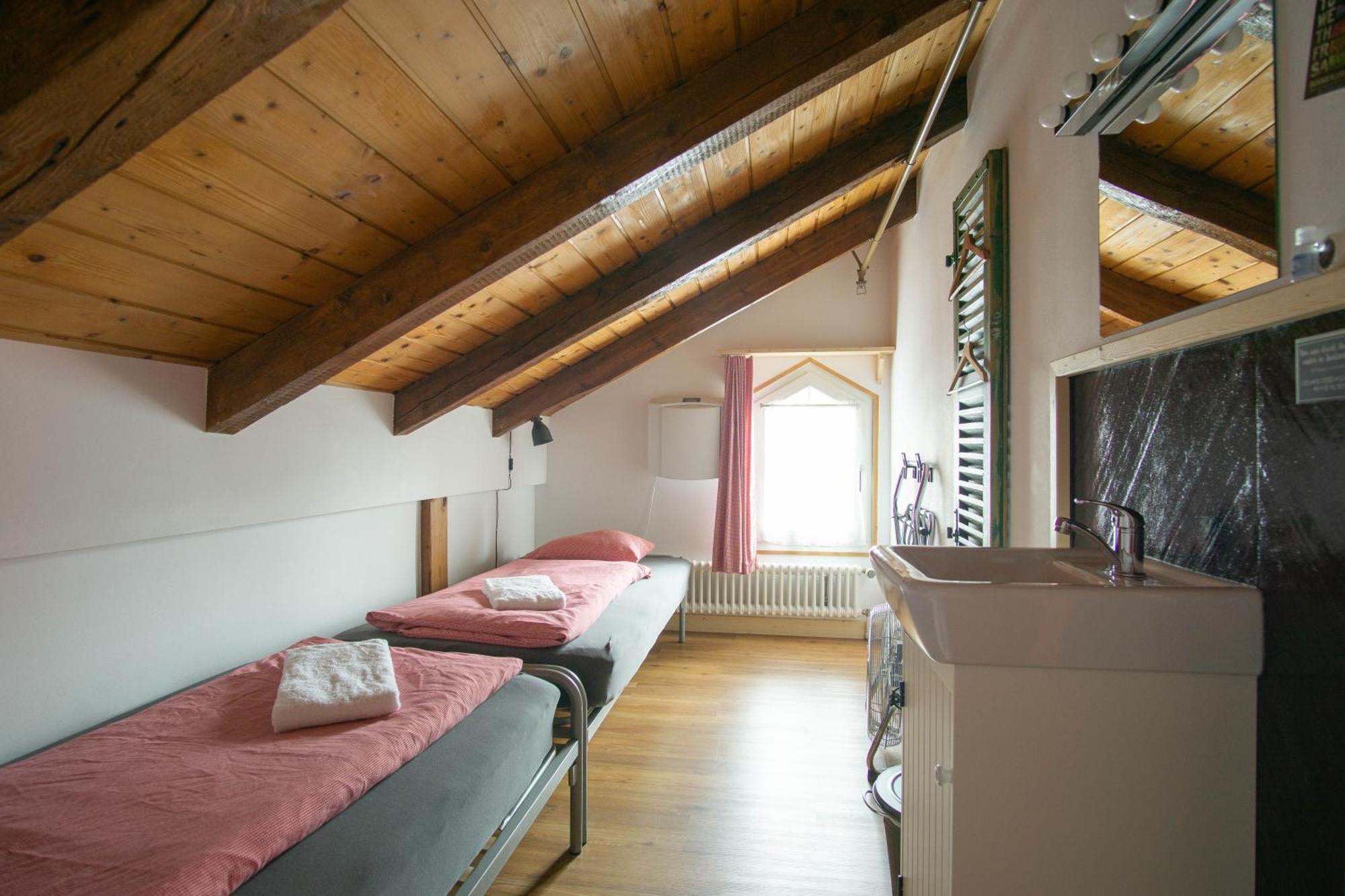 Twin Room,1756520344:JPEG