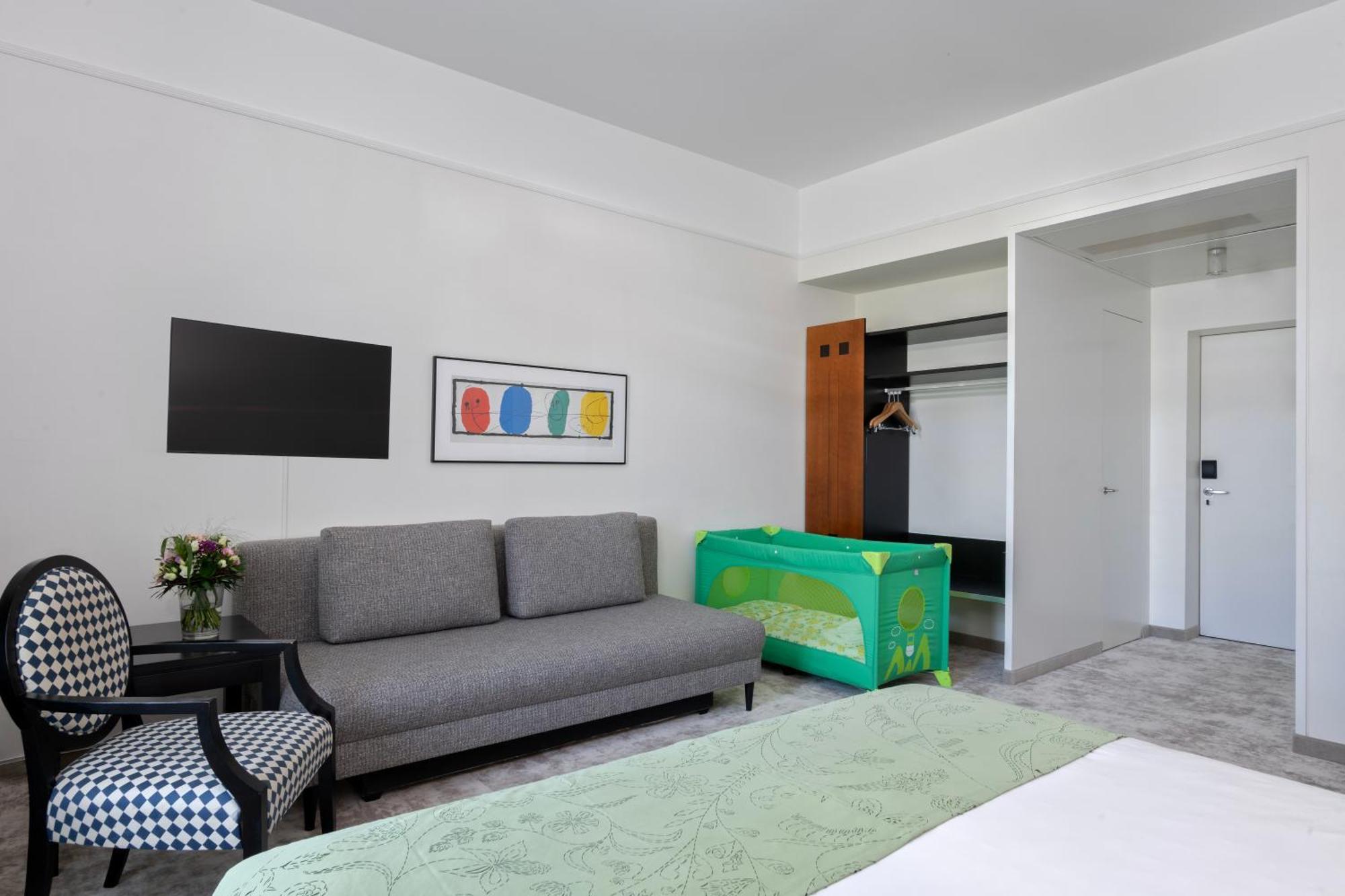 Family Room,1678634897:JPEG