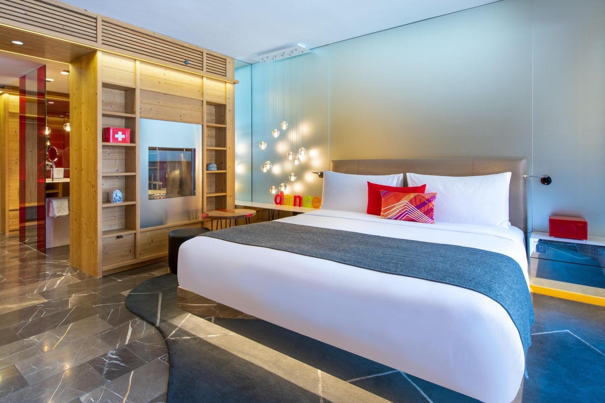 Cozy Family Room One King Bed One Single Bed Balcony,1774493344:JPEG