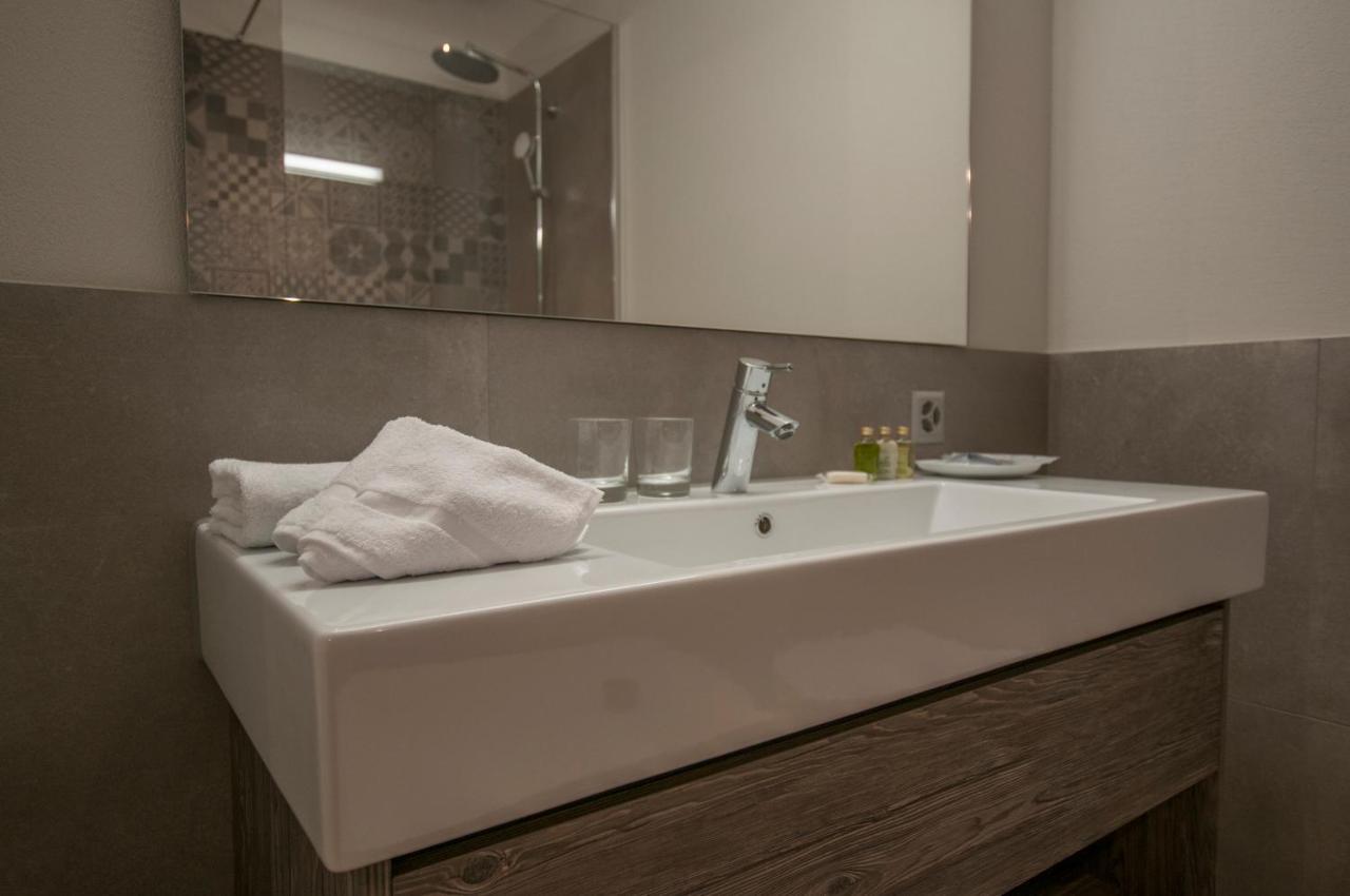 Deluxe Double Room Shower,846767000:JPEG
